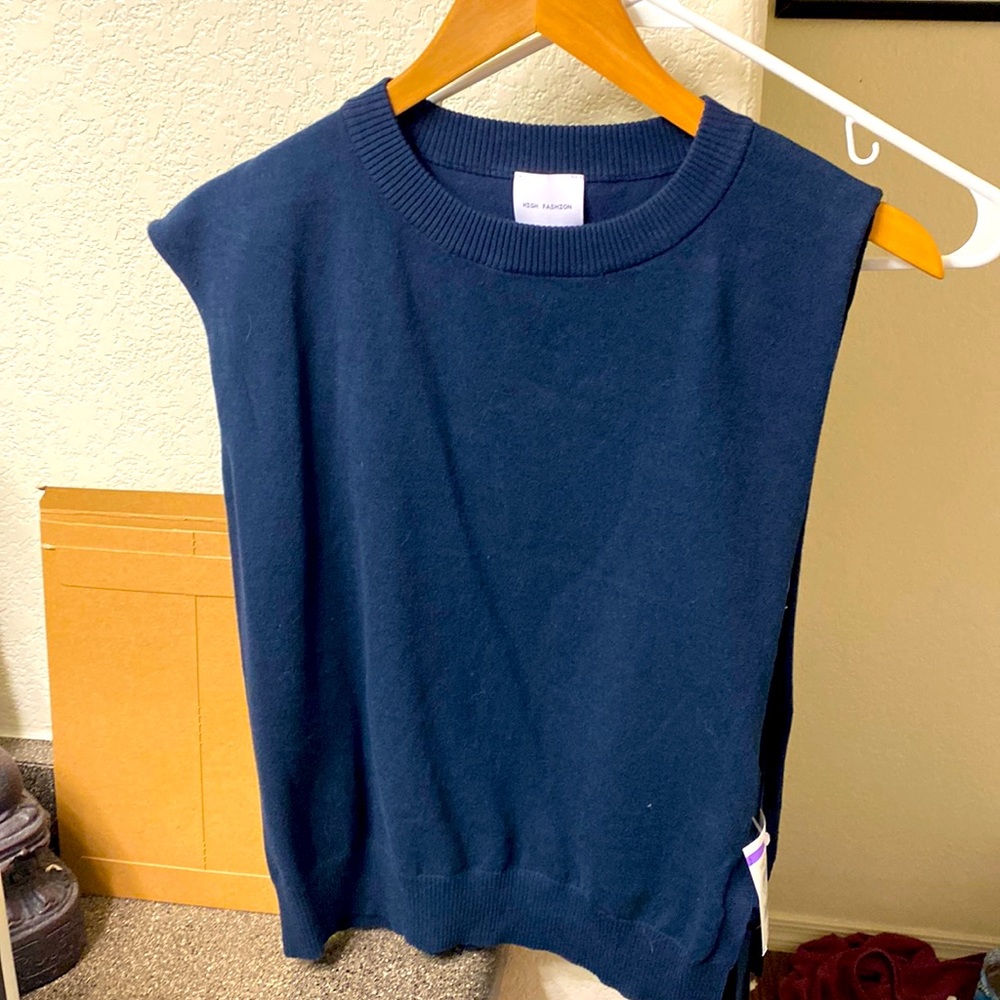 Sleeveless navy blue top NWT !